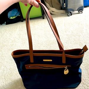 Micheal kors handbag! Lightly used.